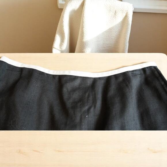 Sophisticated Black Linen Pleated Skirt with Crisp White Contrast - Timeless Ele - Picture 7 of 9